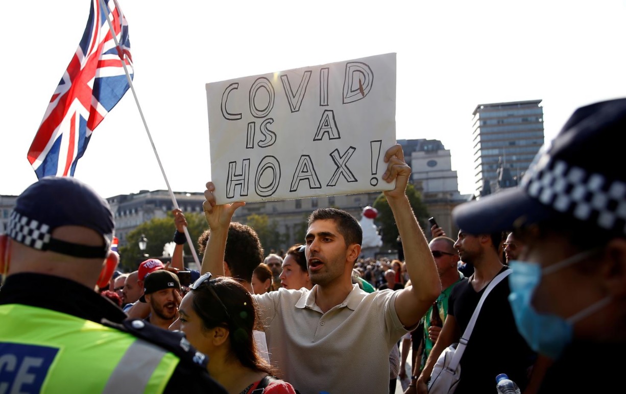 درگیری پلیس با معترضان به قرنطینه در لندن درگیری پلیس با معترضاندر لندن