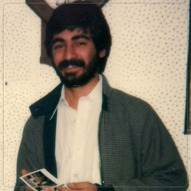 حسین زمان موقع تحصیل در آمریکا (بیست سالگی) حسین زمان موقع تحصیل در آمریکا (بیست سالگی)